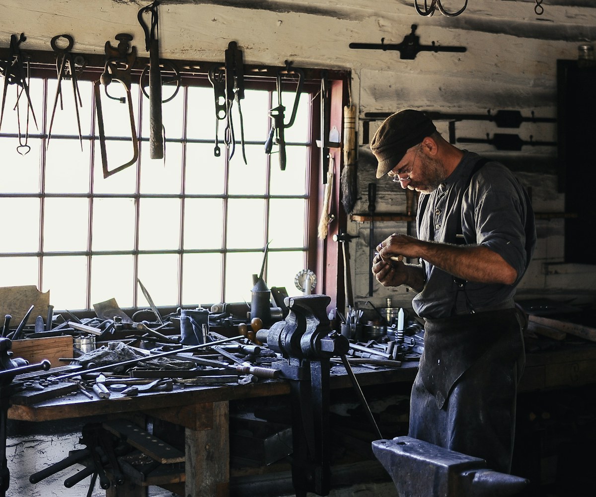 Artisan de SIP Marseille dans son atelier de menuiserie métallique