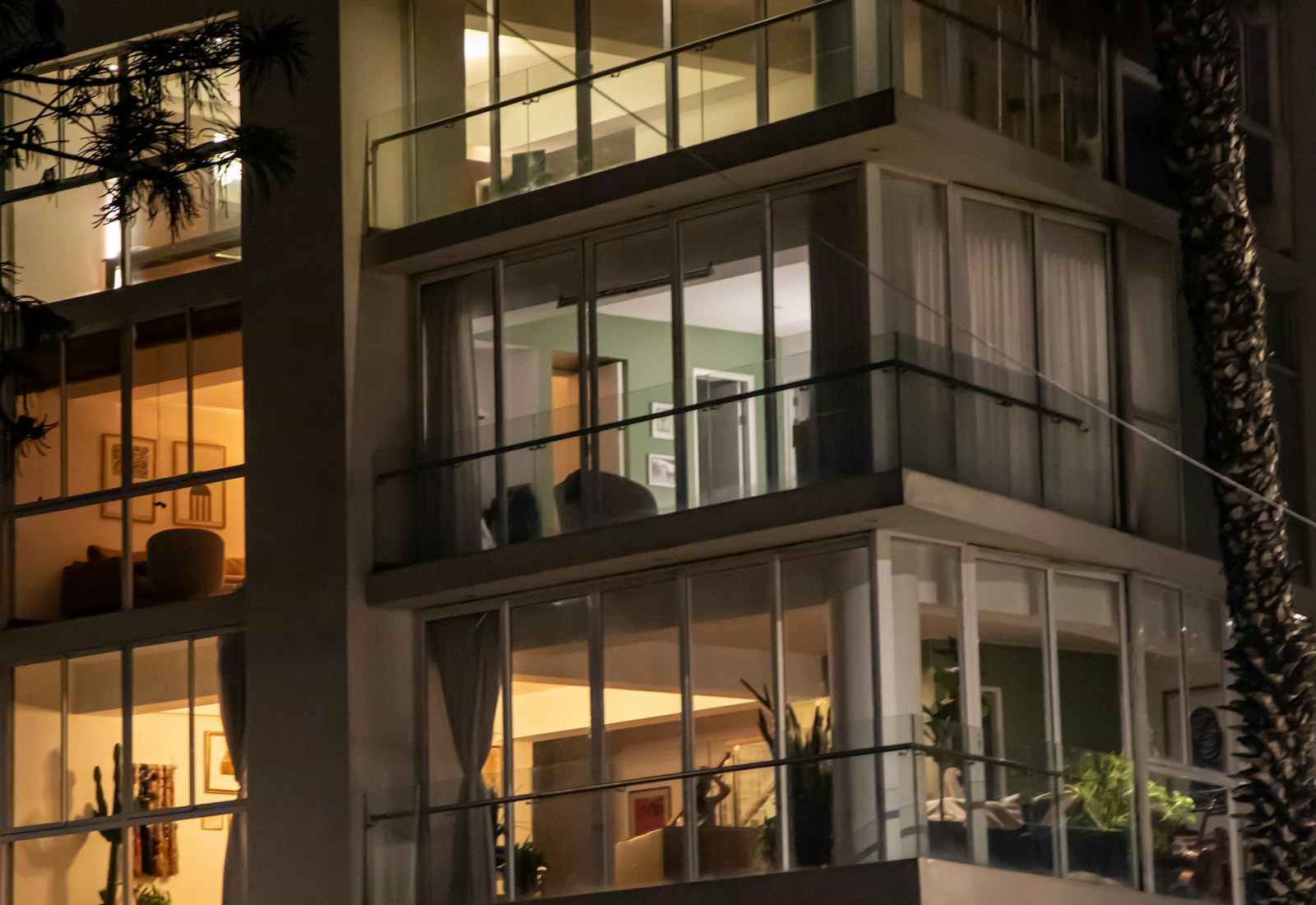 Façade d'immeuble éclairée à la tombée de la nuit