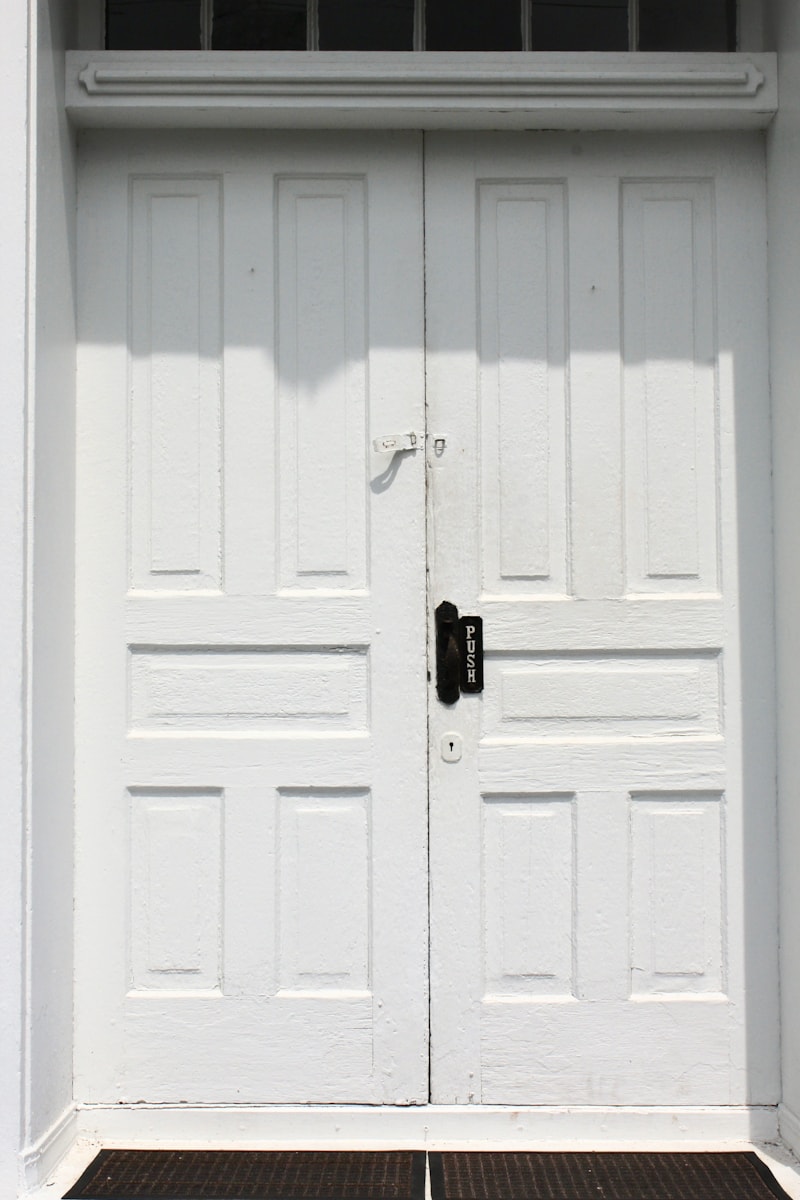 Porte d'entrée blanche à deux vantaux