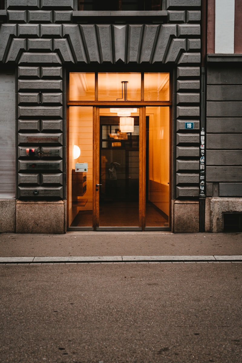 Hall d'entrée d'immeuble éclairé