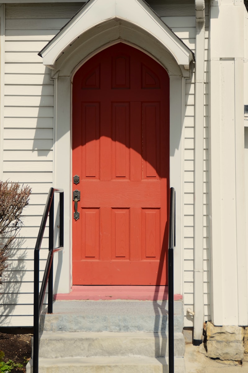 Porte d'entrée rouge en plein cintre