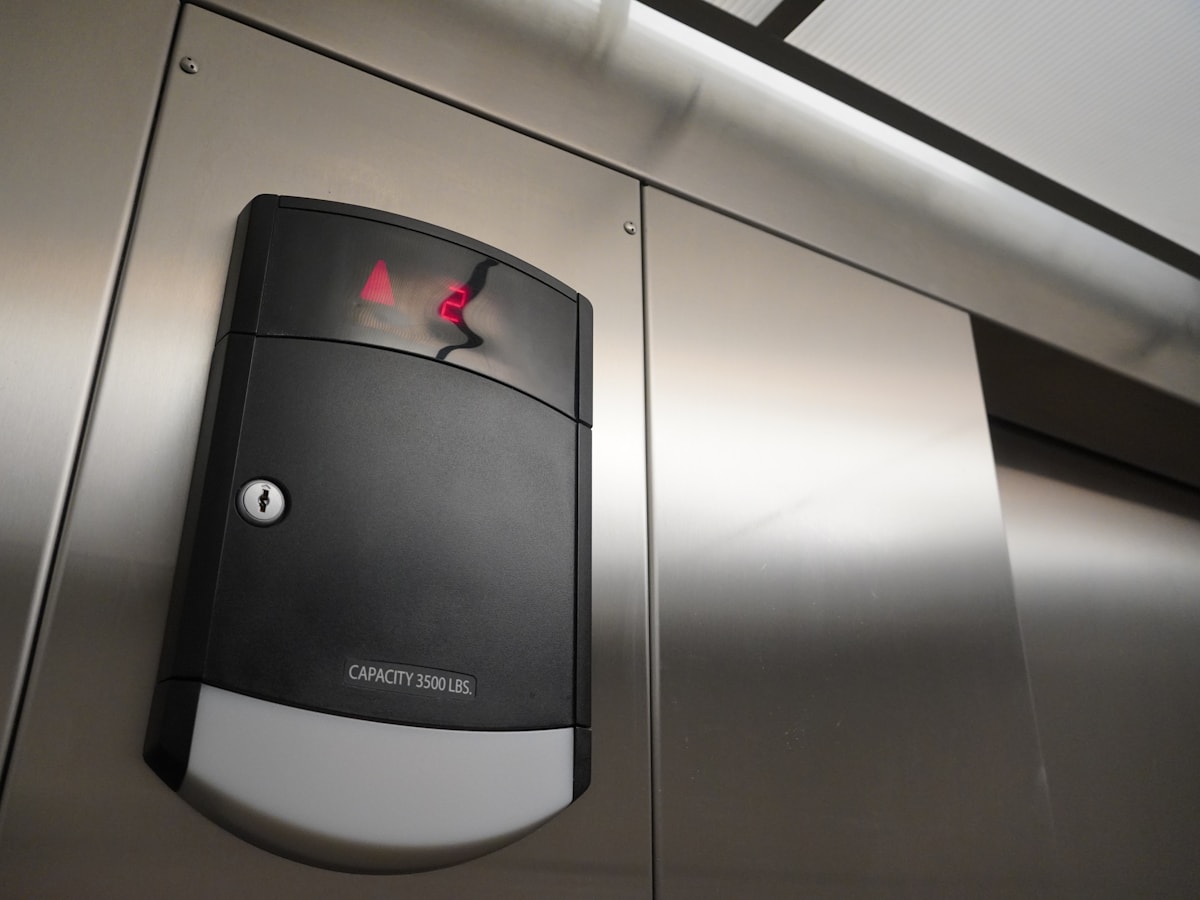Lecteur de badges sur une porte d'immeuble